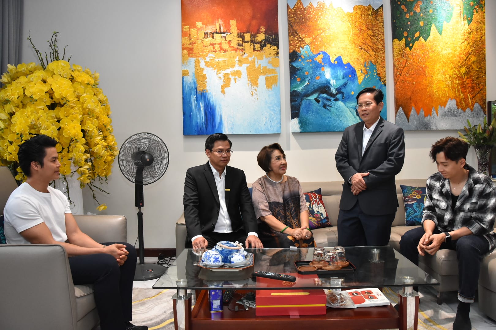 Khởi động chương trình "Mai Vàng tri ân" 2023 7 Khởi động chương trình Mai Vàng tri ân 2023 - Ảnh 6